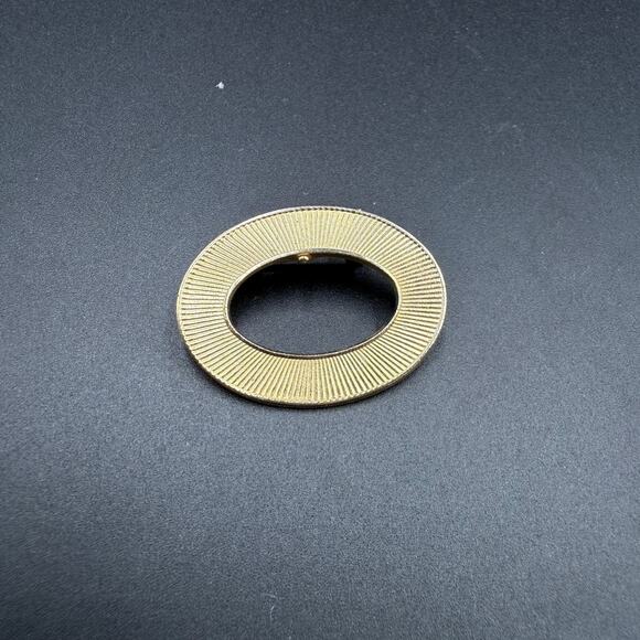 Vintage Oval Brooch Pin Gold Tone - Picture 1 of 4